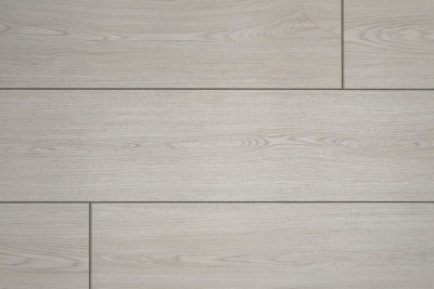 Замковый ламинат 100% натуральный, состоит из осины и березы 50/50, толщина 8 мм., водостойкий (72 часа защиты от воды), 34 класс износостойкости/AC6, ударопрочный. Структура N натуральные поры